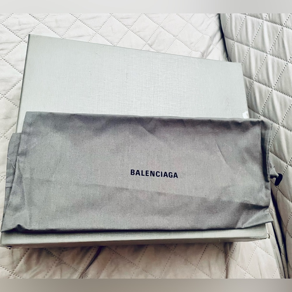 HOT! Brand New Balenciaga ankle boots patent leather with gold BB logo - Picture 7 of 7